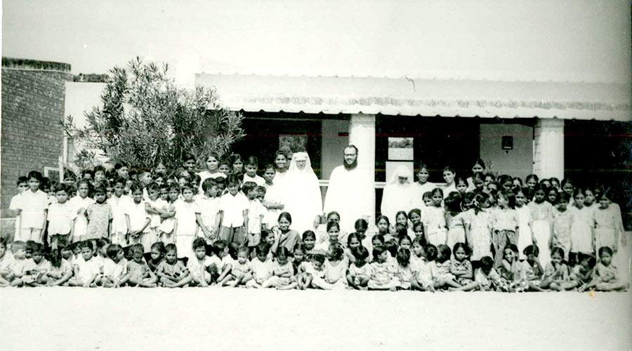 In 1964 Arnaldo Moretti, president of Catholic Action, Antonio Allegri and Angelo Cambiè gathered around them a group of people who work in collaboration with "Mani Tese", which in Milan supports the missionaries of the Pontifical Institute for Foreign Missions. the fight against hunger in the world.