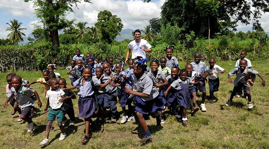 In 2010 our aid worker Alberto Acquistapace won the International Volunteer of the Year Award launched by FOCSIV following the ACQUA PER RECONSTRUIRE HAITI project after the disastrous earthquake of January 2010 in which 300,000 people lost their lives.