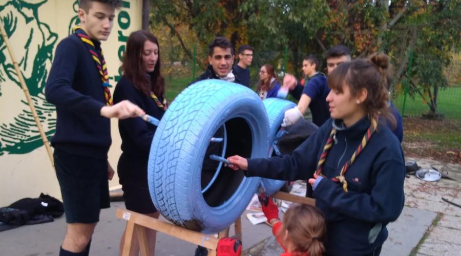 I ragazzi del gruppo Scout durante la realizzazione degli eco - giochi