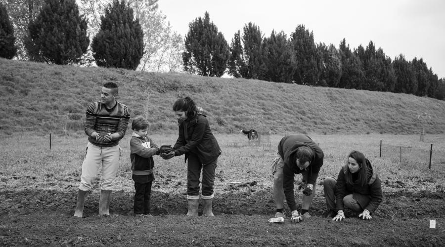 Lavori sul campo insieme ai cittadini (ph:Mirko Cecchi)